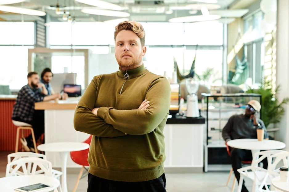 Manažer diskutující strategii s týmem u tabule